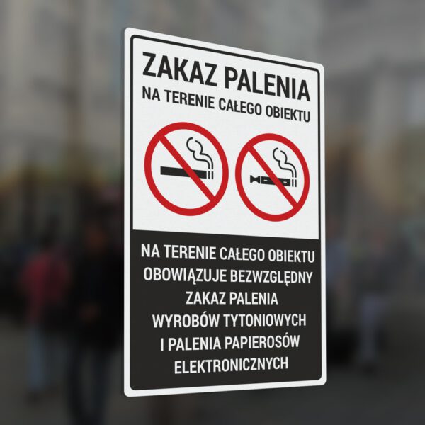 Naklejka Zakaz Palenia na terenie całego obiektu. Na terenie całego obiektu obowiązuje bezwzględny zakaz palenia wyrobów tytoniowych i palenia papierosów elektronicznych.
