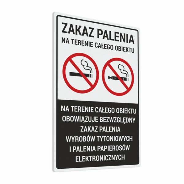Naklejka Zakaz Palenia na terenie całego obiektu. Na terenie całego obiektu obowiązuje bezwzględny zakaz palenia wyrobów tytoniowych i palenia papierosów elektronicznych.