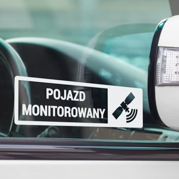 Naklejka "Pojazd Monitorowany" wycinana z białej folii. Naklejka informująca o monitorowaniu samochodu.